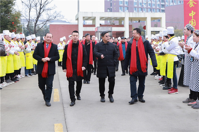 �����¶�����⿼���ѧУ¡�ؾٰ�������У԰�߿���������Ƹ��ʽ