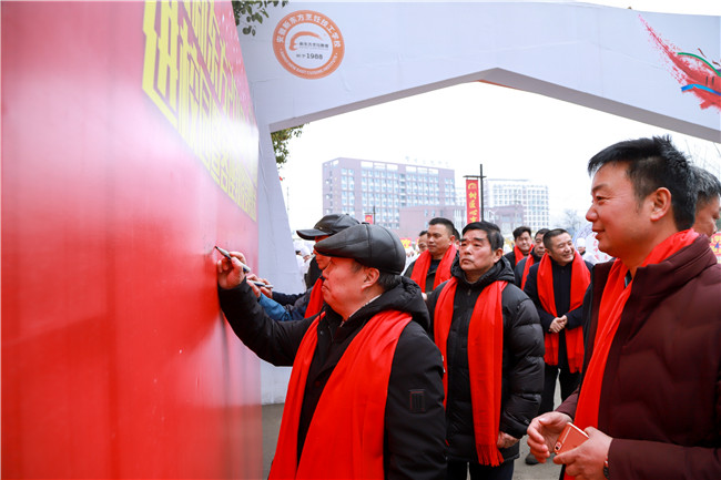 �����¶�����⿼���ѧУ¡�ؾٰ�������У԰�߿���������Ƹ��ʽ