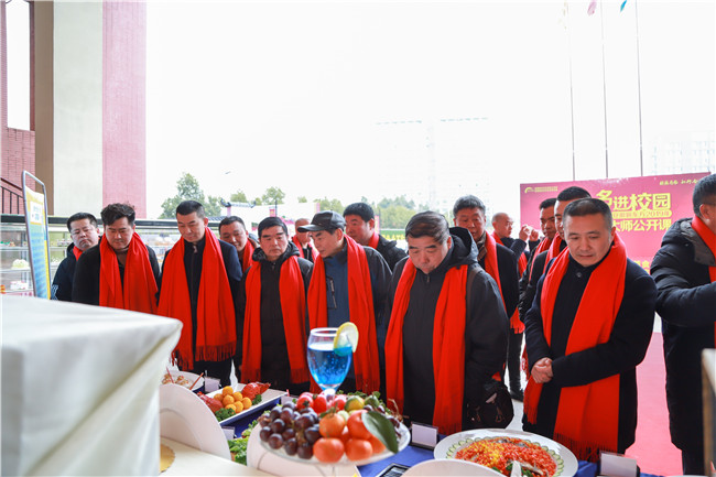 �����¶�����⿼���ѧУ¡�ؾٰ�������У԰�߿���������Ƹ��ʽ