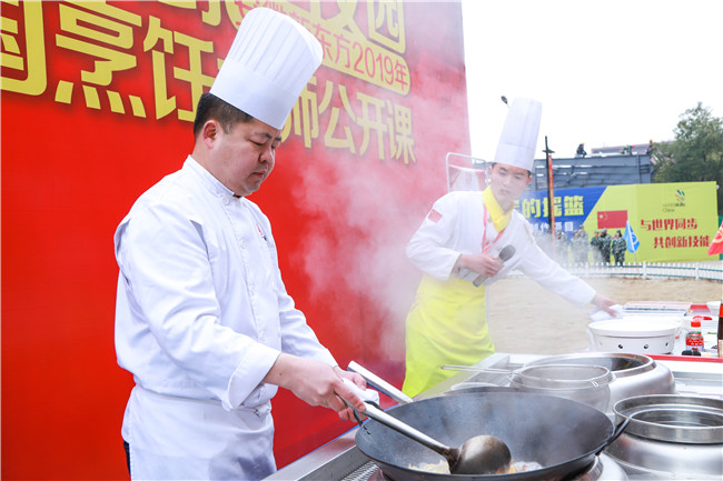 �����¶�����⿼���ѧУ¡�ؾٰ�������У԰�߿���������Ƹ��ʽ