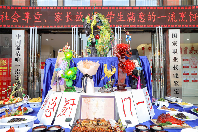 ���вͳɹ�չ��һȺ�¸ҵ�׷���ˣ������õ��껪�Ｄ��ܶ�