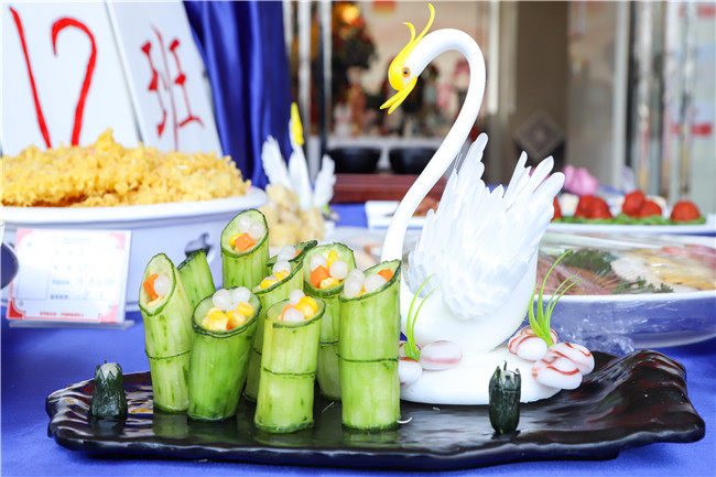 ���вͳɹ�չ��һȺ�¸ҵ�׷���ˣ������õ��껪�Ｄ��ܶ�