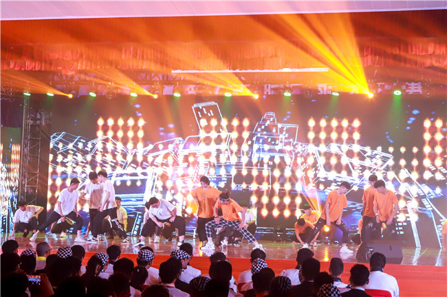 ����Ӵ����ʦ�ǵ���һ���ջ��ݣ�����е㲻һ��!