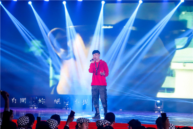 ����Ӵ����ʦ�ǵ���һ���ջ��ݣ�����е㲻һ��!