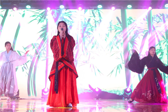 ����Ӵ����ʦ�ǵ���һ���ջ��ݣ�����е㲻һ��!