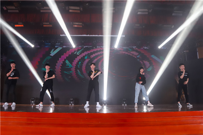 ����Ӵ����ʦ�ǵ���һ���ջ��ݣ�����е㲻һ��!