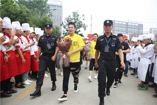 ��һ���ڽ���ȥ�Ķ��ˣ��Ͻ����򿨰��յ�����ѧУ�ɣ�