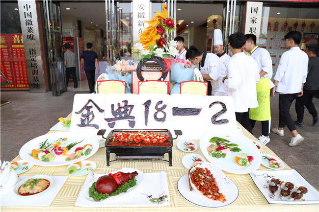 �¶������ѧУ��Щʲô��