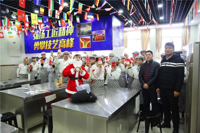 又是别人家的学校!圣诞老人来送礼物啦!