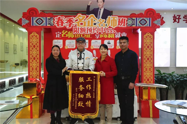点赞!锦旗谢师恩,他们受之无愧!