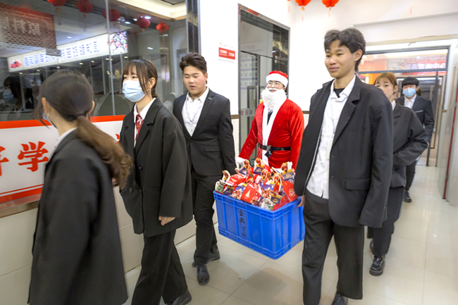 白胡子老爷爷在安徽新东方校园里出没……