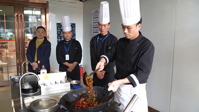 与“食”俱进,名厨进校园|行业大厨展示中餐魅力,分享从业经验,榜样引领促成长!