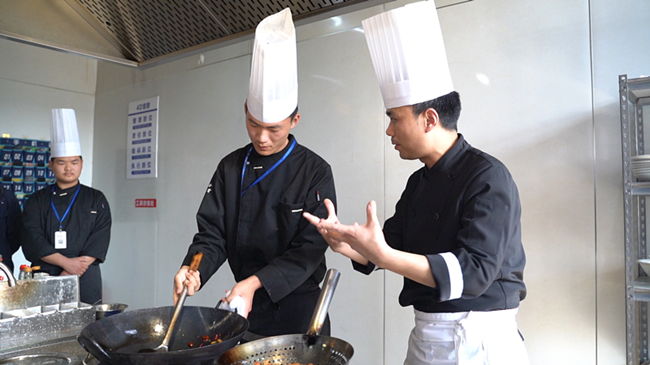 与“食”俱进,名厨进校园|行业大厨展示中餐魅力,分享从业经验,榜样引领促成长!