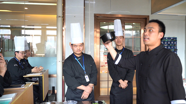 与“食”俱进,名厨进校园|行业大厨展示中餐魅力,分享从业经验,榜样引领促成长!