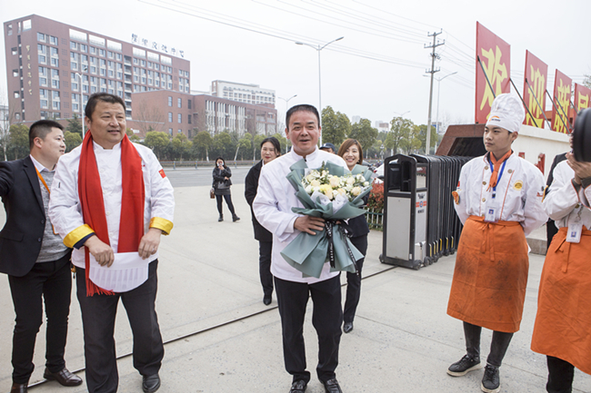 中国烹饪大师进校园,传授精湛烹饪技法,助力学子成才路!