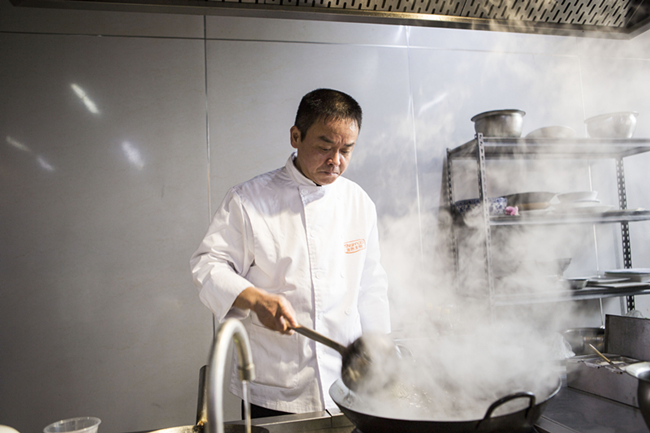 中国烹饪大师进校园,传授精湛烹饪技法,助力学子成才路!