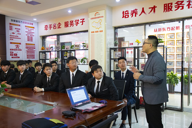 看过来!“金三银四”择业黄金期,新世纪青年餐饮集团走进我校开展专场招聘会!