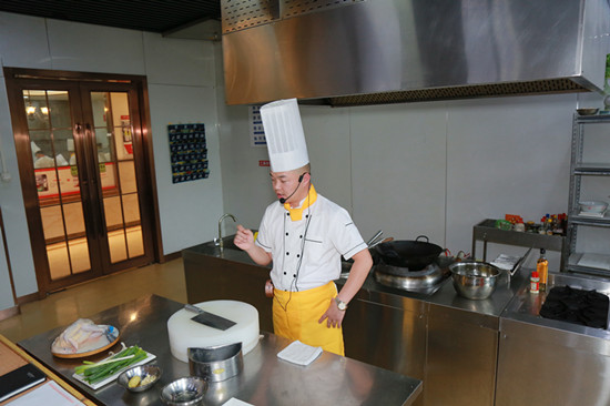 【校企主厨进校园】合肥庐州太太主厨来校为中餐学子授课