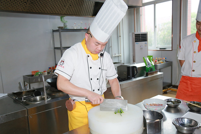 【校企主厨进校园】合肥庐州太太主厨来校为中餐学子授课