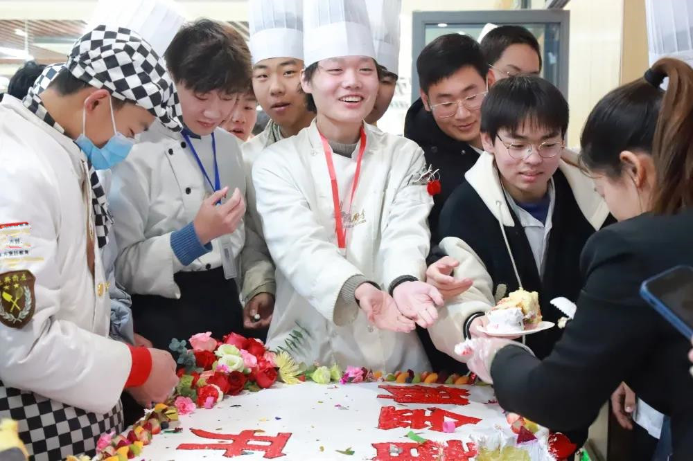 安徽新东方二期新食堂今天开业啦!活动现场太欢乐了