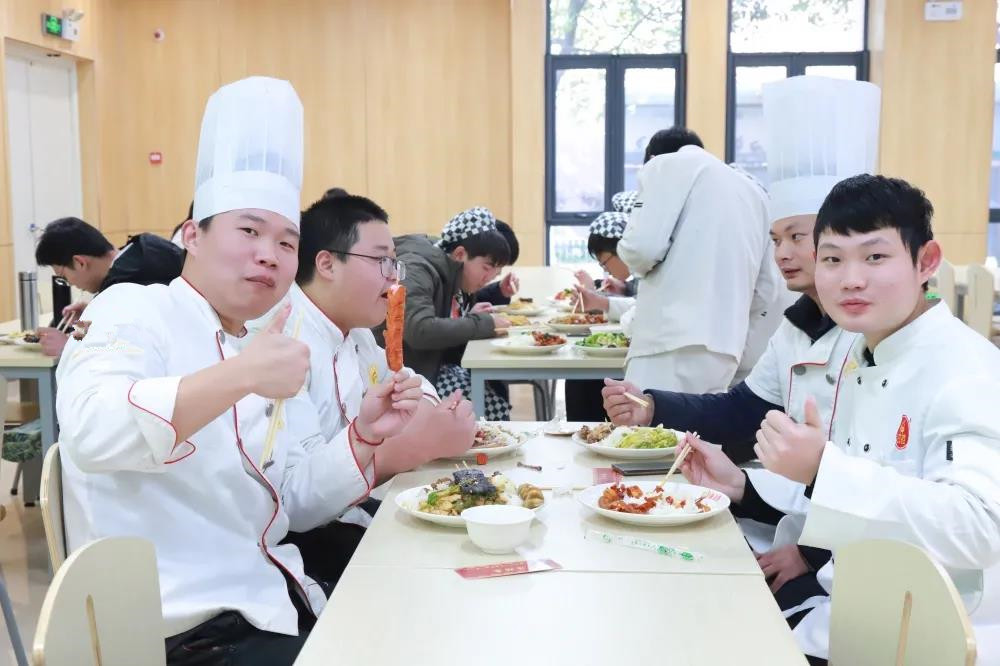 安徽新东方二期新食堂今天开业啦!活动现场太欢乐了