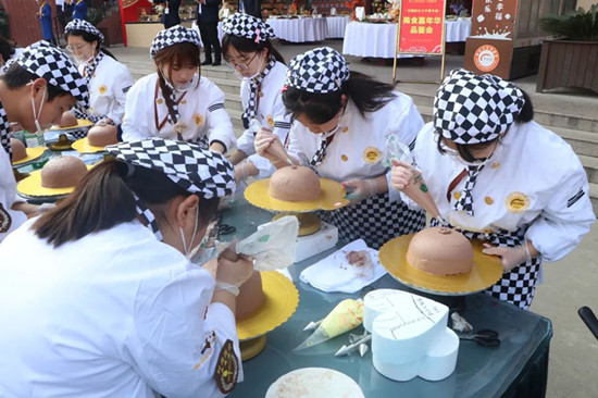 �����¶�����ѧ���껪�Բ�����У��ֳ�̫����