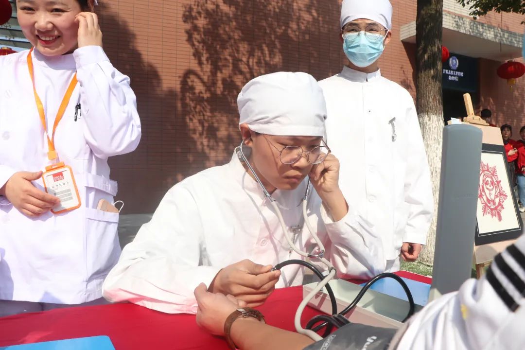 �����¶�����ѧ���껪�Բ�����У��ֳ�̫����