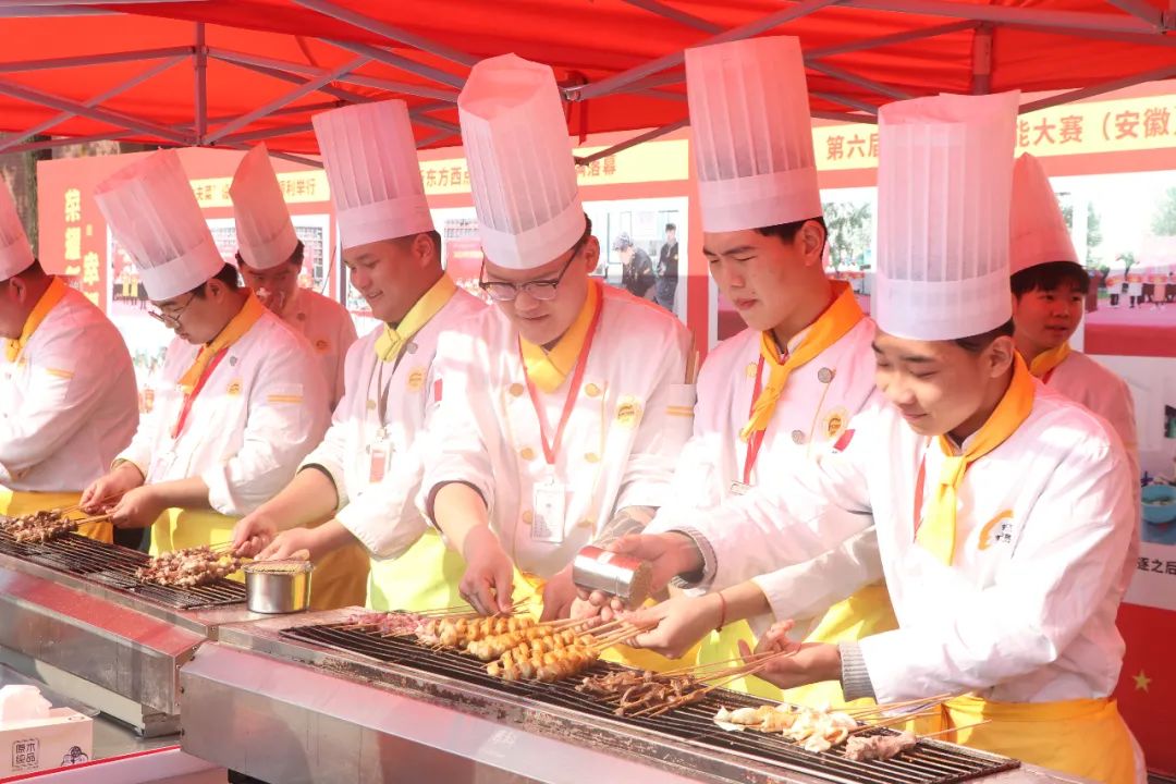 �����¶�����ѧ���껪�Բ�����У��ֳ�̫����