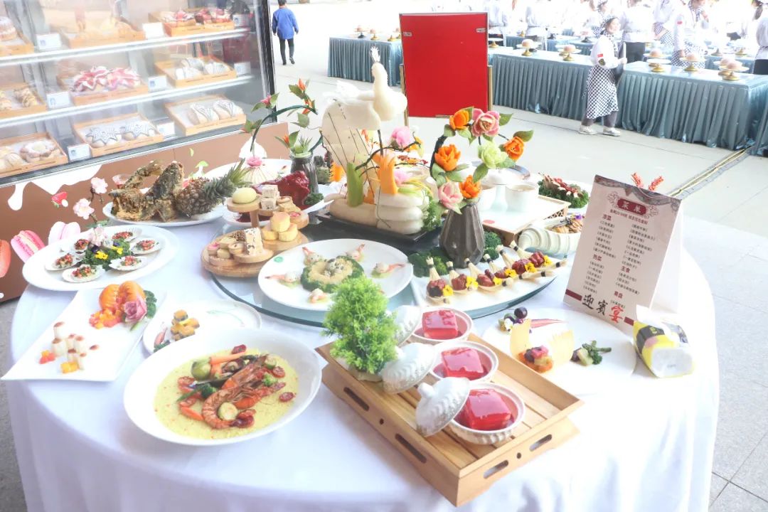 �����¶�����ѧ���껪�Բ�����У��ֳ�̫����