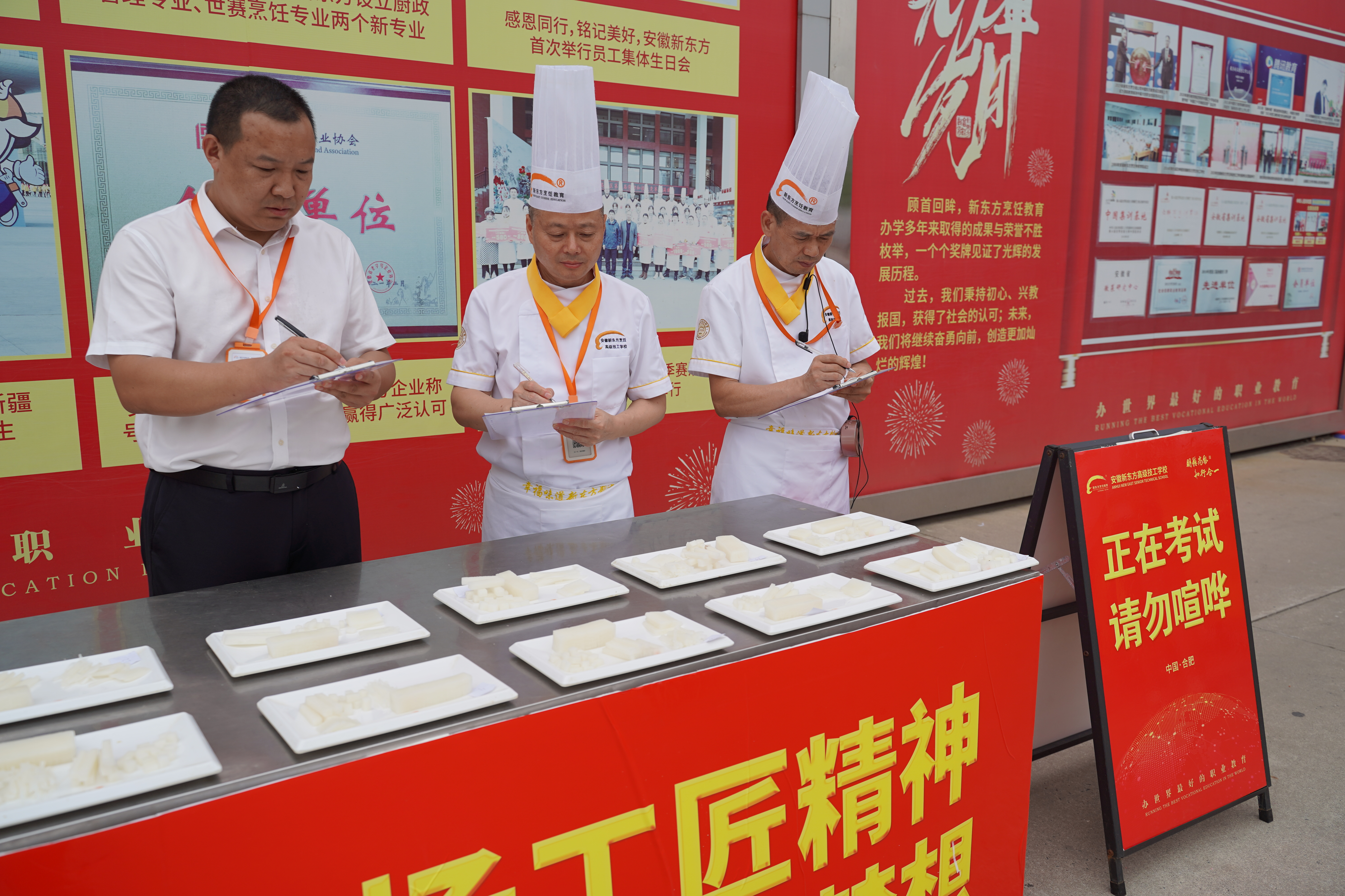 刀工考核真本领,2022级中餐新生刀工考核圆满举行